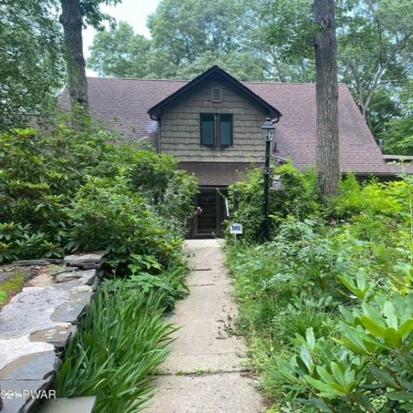 lake-wallenpaupack-cottage Charming cottage-style home in the Lake Wallenpaupack area.