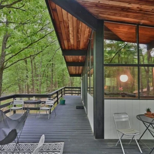 lake-wallenpaupack-home-deck Vacation home near Lake Wallenpaupack surrounded by the natural beauty of the Poconos.